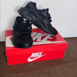 Black Nike Huaraches